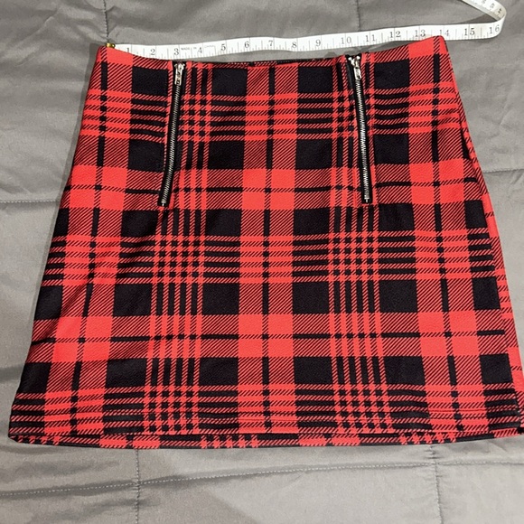 New Medium red plaid skirt - Picture 2 of 3